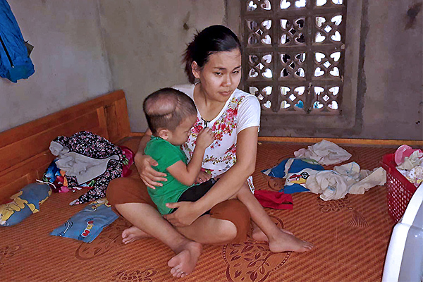 Cô giáo nghèo ở Quảng Trị bất lực nhìn con chết dần vì bệnh u não