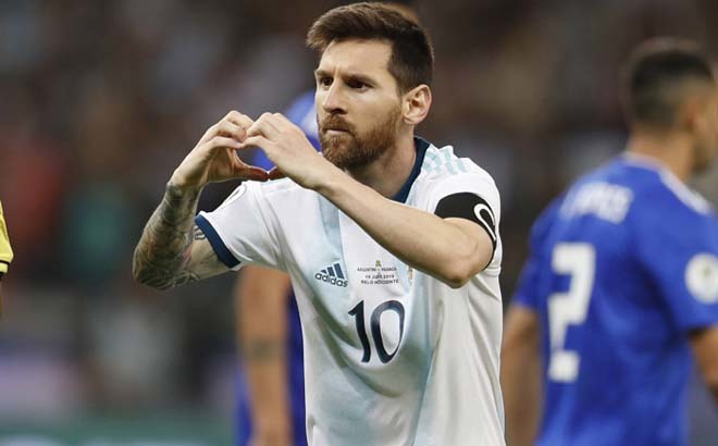 Messi ghi bàn trên chấm 11m giải cứu Argentina