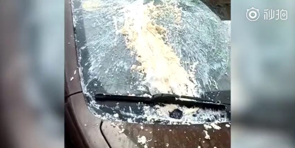 Đậu xế hộp gần chung cư, kính vỡ tan tành chỉ vì miếng đậu phụ