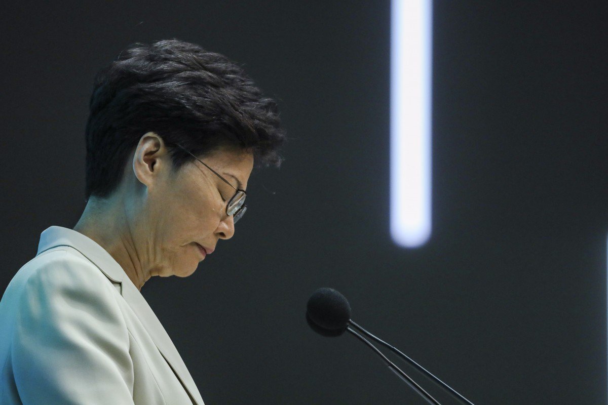 Lý do lãnh đạo Hong Kong không cúi mình khi xin lỗi người dân