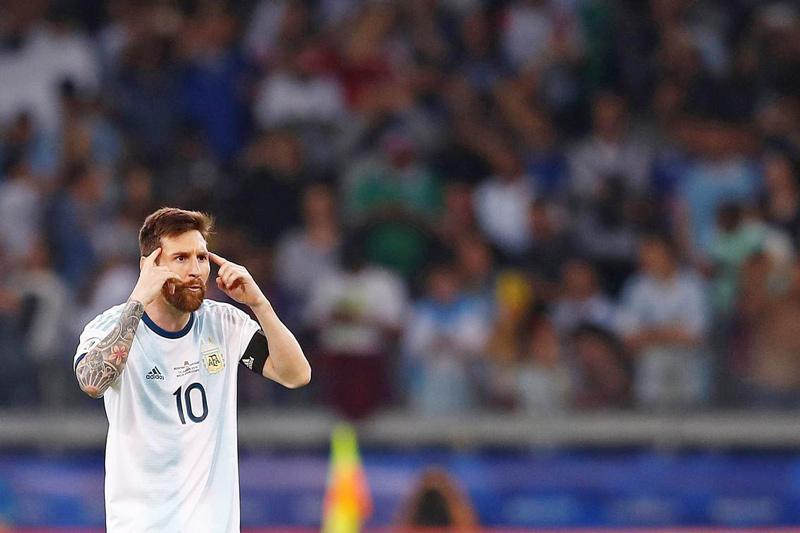 Messi cô đơn quá, Argentina may mãi được sao