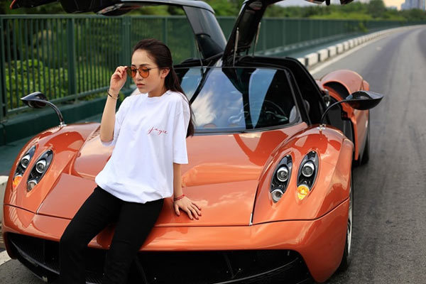 Con gái đại gia Minh Nhựa khoe siêu xe 80 tỷ gây sốt mạng xã hội