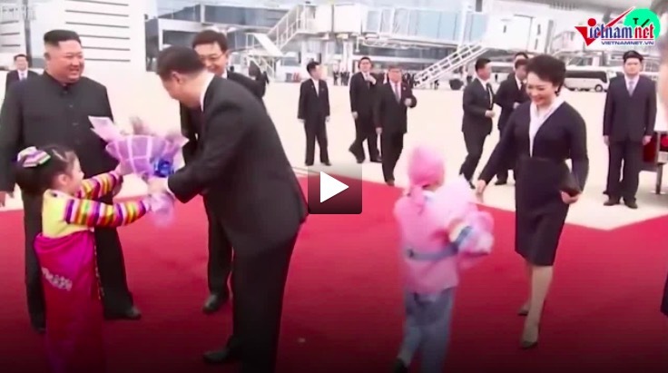 Lãnh đạo Trung, Triều vẫy chào người dân Bình Nhưỡng