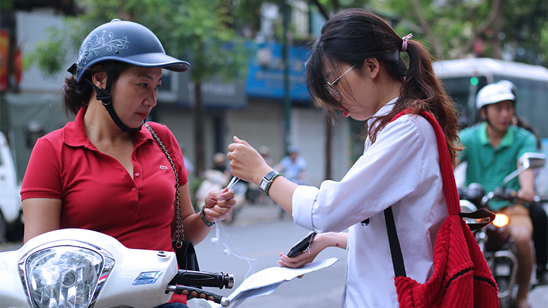 Điện Biên mưa lớn, cán bộ sẵn sàng làm ngoài giờ đợi thí sinh đến đủ
