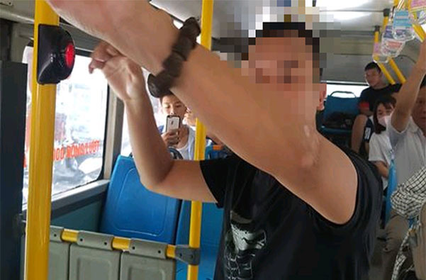 Bắt quả tang thanh niên thủ dâm trên xe buýt Hà Nội