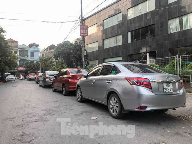Cư dân nhà thu nhập thấp đầu tiên ở Hà Nội 'giành giật' chỗ để ô tô