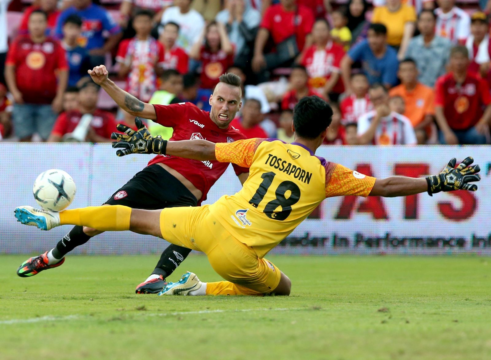 Đặng Văn Lâm tỏa sáng, Muangthong United thắng Trat 3