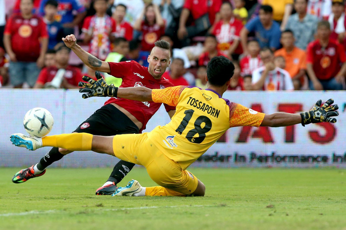 Văn Lâm chơi tốt, Muangthong United thắng tưng bừng