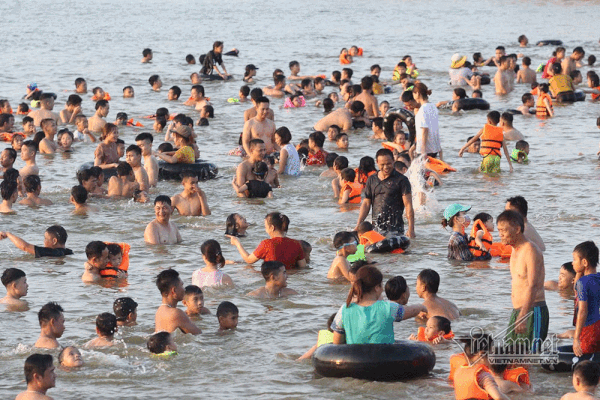 Hà Nội nóng rát, 'bãi biển' ngoại thành ngàn người tắm mát