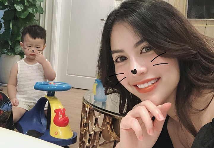 Vợ Việt Anh đăng ảnh tươi cười bên con trai giữa ồn ào ly hôn