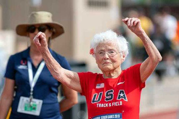 Cụ bà 103 tuổi vô địch thi chạy, gây bão trên mọi đường đua