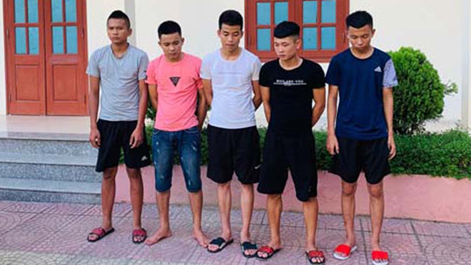 Chủ quán cơm ở Thanh Hóa chỉ đạo đàn em ném đá xe khách