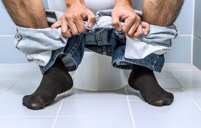 4 sai lầm khi đi vệ sinh nhiều người mắc, có thể gây đột tử bất cứ lúc nào