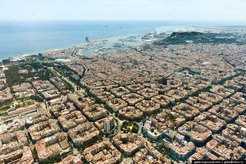 Eixample là phần xây thêm khi mở rộng Barcelona từ thế kỷ 19.