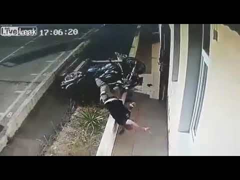 Lao như tên bắn, mô tô tông thẳng vào cửa nhà