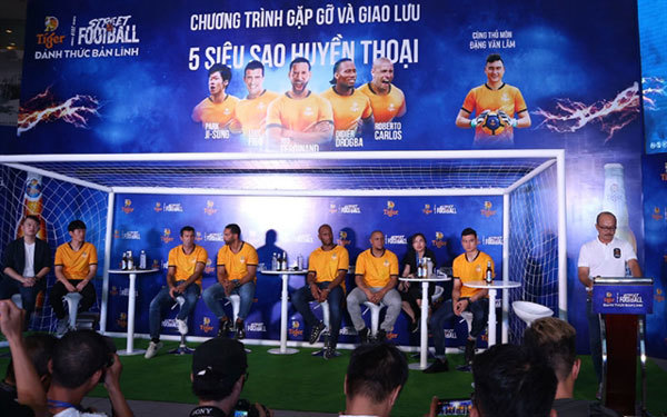 Vietnamese fans meet football legends in HCM City
