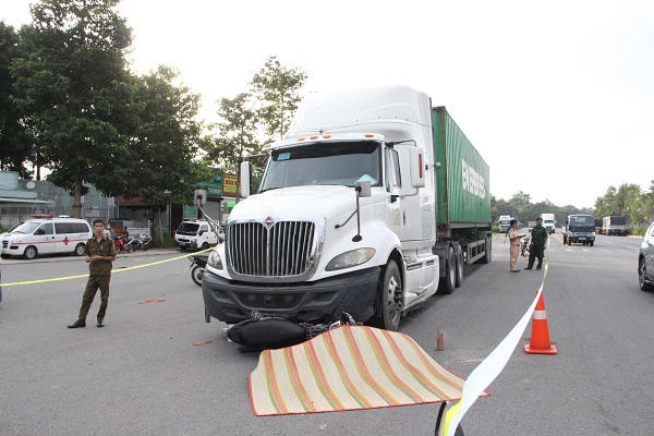 Chạy xe máy qua đường, người đàn ông ở Bình Dương bị xe container cán chết