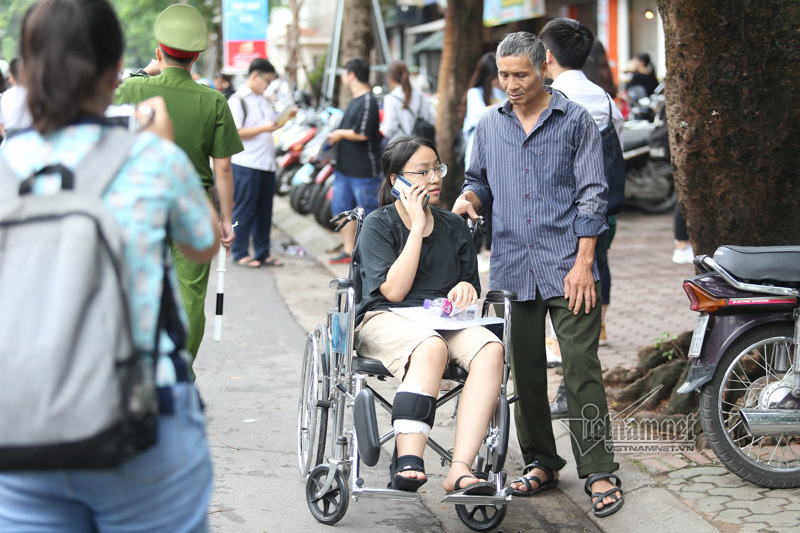 Cảm động hình ảnh cha đưa con gái đi xe lăn đến trường thi