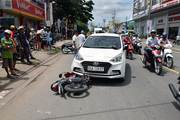 Gã thanh niên lái ô tô tông xe cảnh sát rồi kéo lê trên phố Cần Thơ