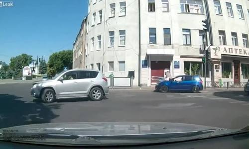 Tài xế say rượu, vượt đèn đỏ, húc cô gái bay lên nắp ca-pô