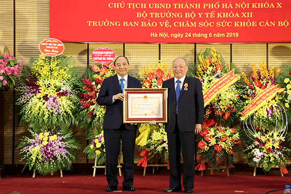 Trao huân chương Độc lập hạng nhất cho ông Nguyễn Quốc Triệu