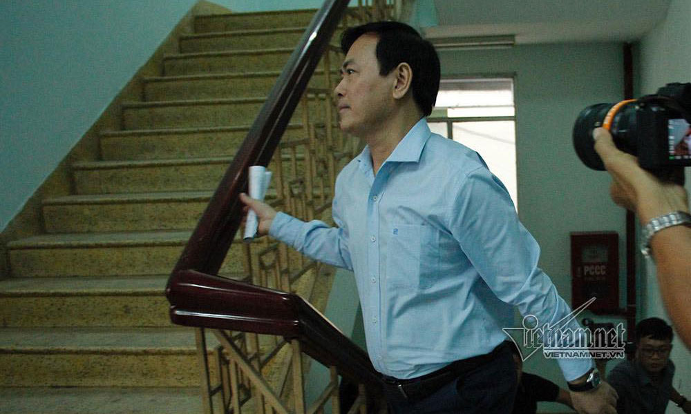 Ông Nguyễn Hữu Linh đến tòa, vội chạy trốn vào nhà vệ sinh