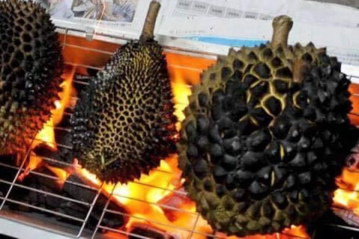 Sầu riêng nướng cháy đen trên lò than, món ngon ở chợ đêm Thái