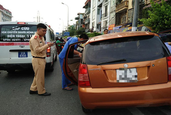 Lý do ô tô lao vỉa hè Hà Nội, tài xế ngủ lay không tỉnh