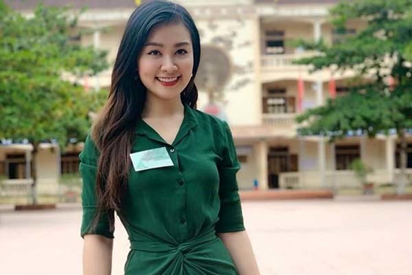 Nữ giám thị xinh đẹp gây chú ý tại điểm thi ở Nghệ An