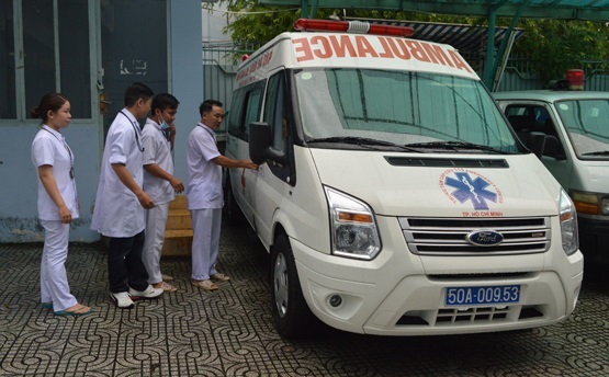 Xe cấp cứu đưa nữ sinh Sài Gòn vừa mổ ruột thừa đến điểm thi THPT quốc gia