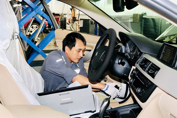 Chăm sóc xế tại chỗ thuận tiện với chương trình BMW Service Clinic