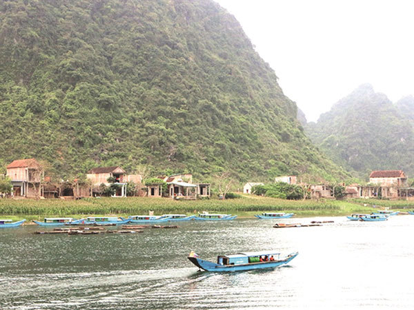 Phong Nha villagers rowing against the current