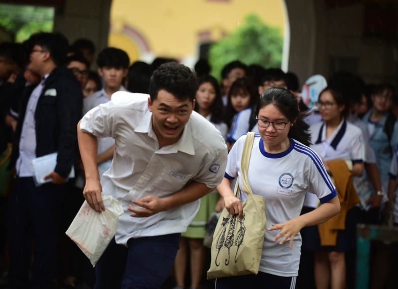 Sĩ tử Sài Gòn đội mưa ra về sau buổi thi chiều