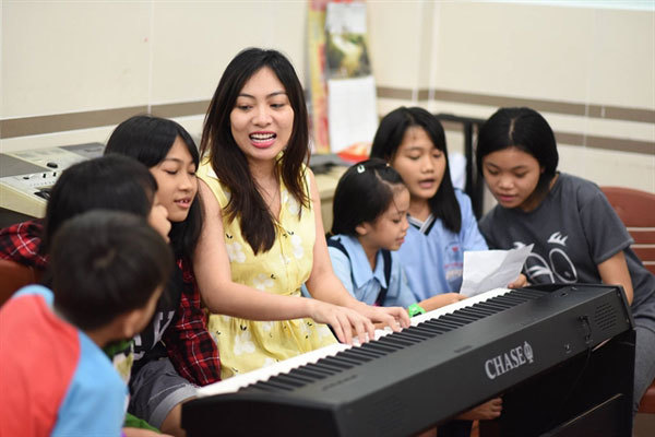 The piano lady who wings melodies to the stars