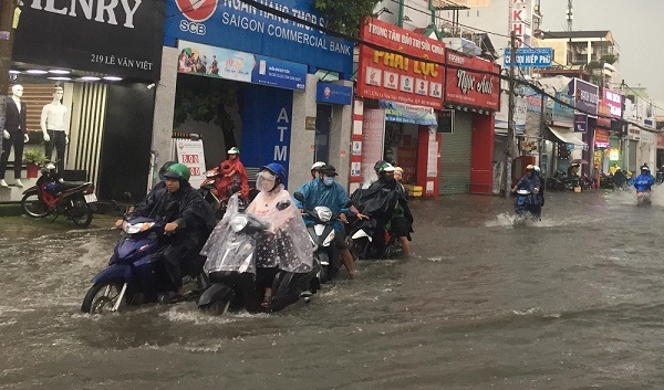 Đông Sài Gòn mưa như trút, nước chảy xiết như suối lũ trên phố
