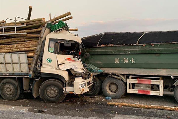 Đâm vào đuôi xe tải, 2 người chết trong ca bin ở Hà Nội