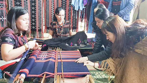 Ethnic groups revive art of brocade