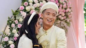 Bùi Tiến Dũng hát 'Nắm lấy tay anh' tặng cô dâu ở lễ ăn hỏi