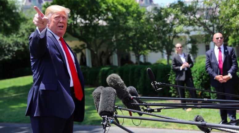 Ông Trump mắng phóng viên 'không phải việc của cô'