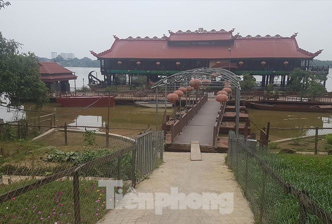 Illegal floating restaurants occupy Red River