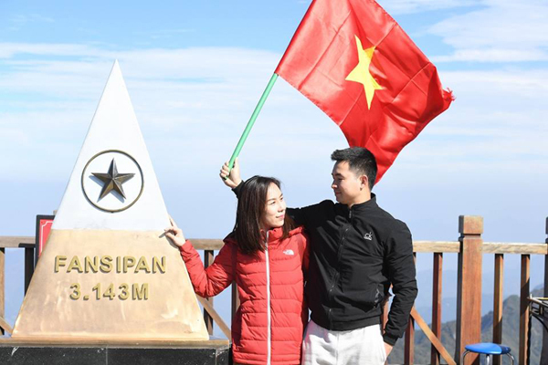 Nườm nượp tận hưởng ‘trời đông giữa hè’ ở Fansipan