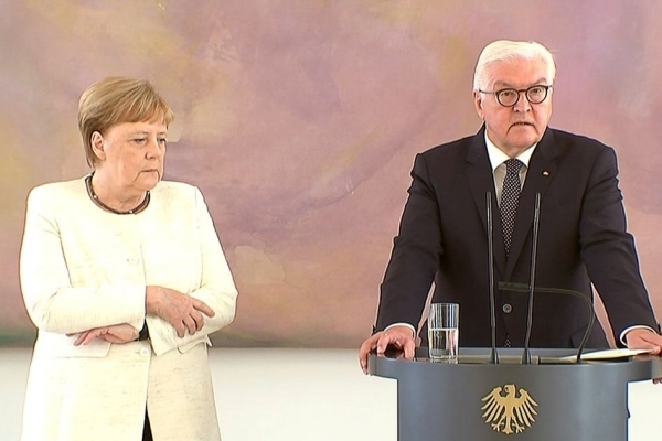 Thủ tướng Đức run rẩy dù khẳng định vẫn khỏe