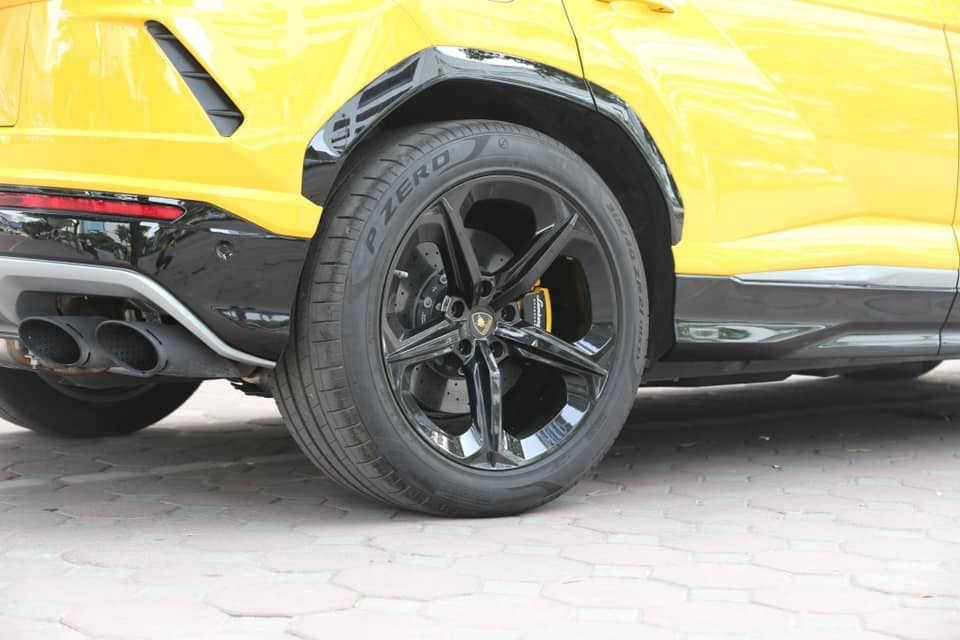 Lamborghini Urus 21 tỷ màu độc về tay đại gia Sài Gòn