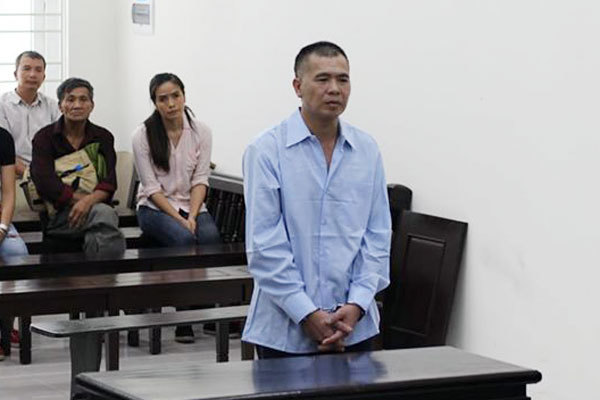 Người đàn ông ở Hà Nội vung đao chém gần lìa tay em họ