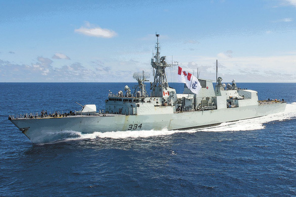 Tiêm kích TQ áp sát tàu chiến Canada vừa thăm Việt Nam