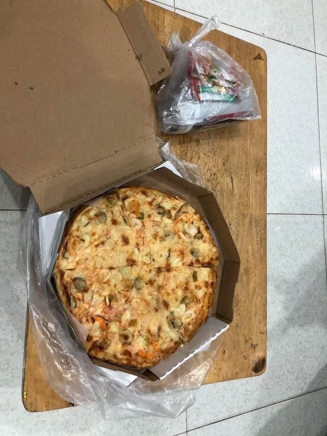 Shipper đau khổ vì bị 'bom' pizza: Chạy cả ngày cũng chẳng đủ lo cho cả gia đình