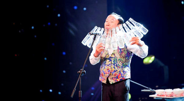 Vietnamese Guinness recordmakers perform in Long An