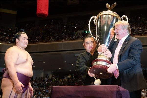 Ông Trump bất ngờ tuyên bố muốn đọ sức với nhà vô địch sumo Nhật