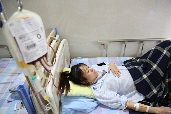 Cô gái trẻ bị ung thư máu đếm từng ngày chờ sinh con