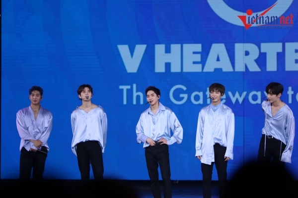 Hơn 2000 fan đội mưa đón NU’EST lần đầu đến Việt Nam